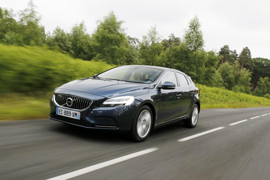  Volvo V40 D4 Inscription 2016 года  (фото 4 из 19)